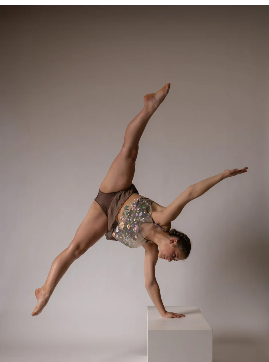 Advanced contemporary dancer balancing on a block